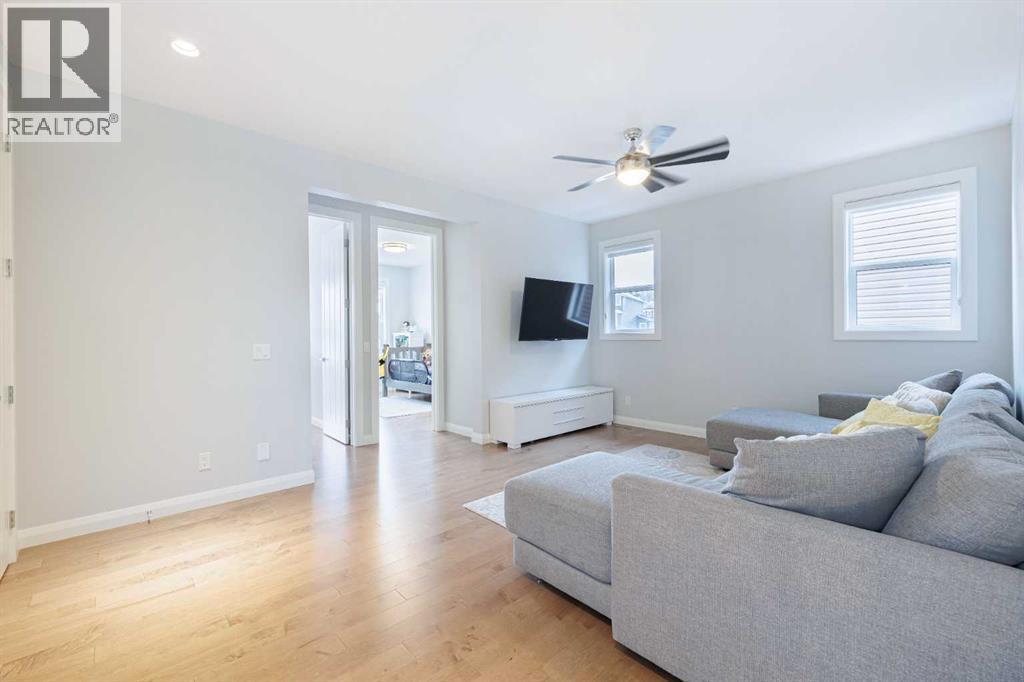 155 Crestridge Hill Sw, Calgary, AB - Indoor Photo Showing Living Room