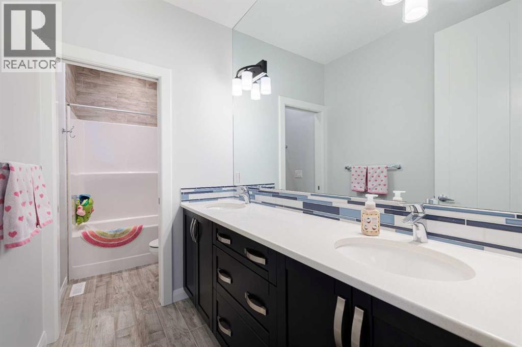 155 Crestridge Hill Sw, Calgary, AB - Indoor Photo Showing Bathroom