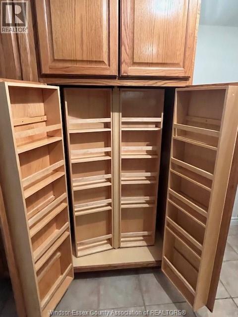 40 Santos, Kingsville, ON - Indoor