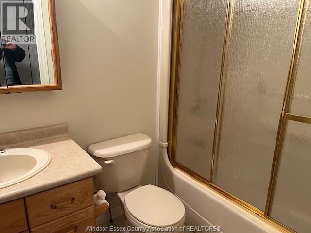 40 Santos, Kingsville, ON - Indoor Photo Showing Bathroom