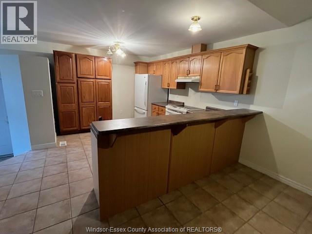 40 Santos, Kingsville, ON - Indoor Photo Showing Kitchen