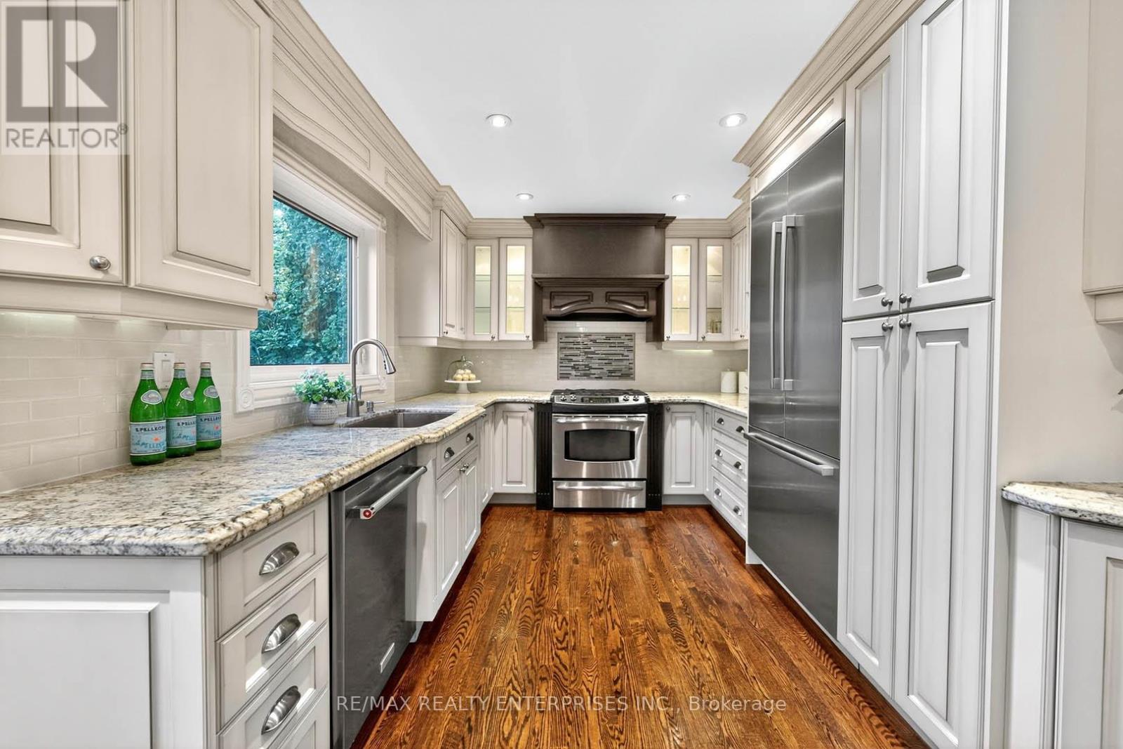 336 Oakridge Court, Oakville, ON - Indoor Photo Showing Kitchen With Upgraded Kitchen