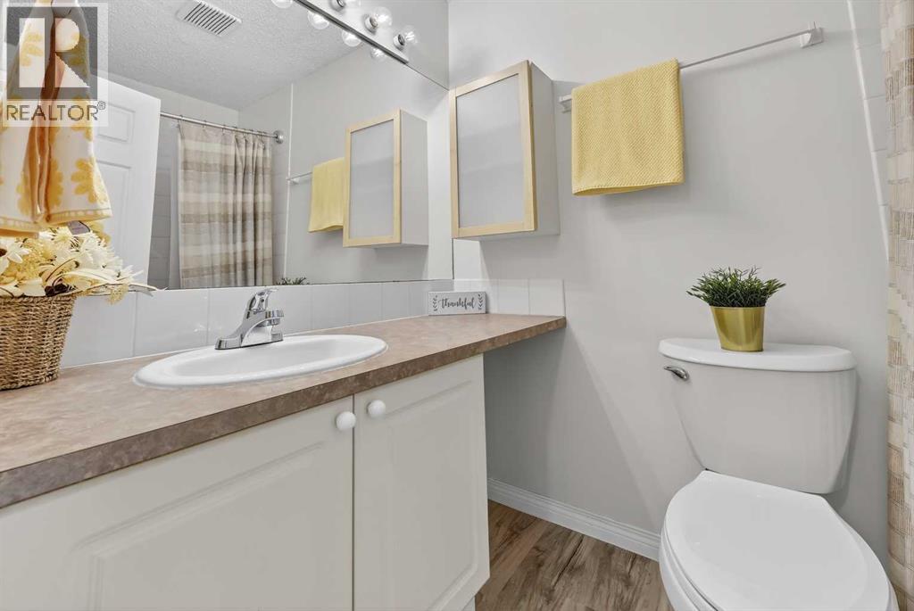 115, 4810 40 Avenue Sw, Calgary, AB - Indoor Photo Showing Bathroom