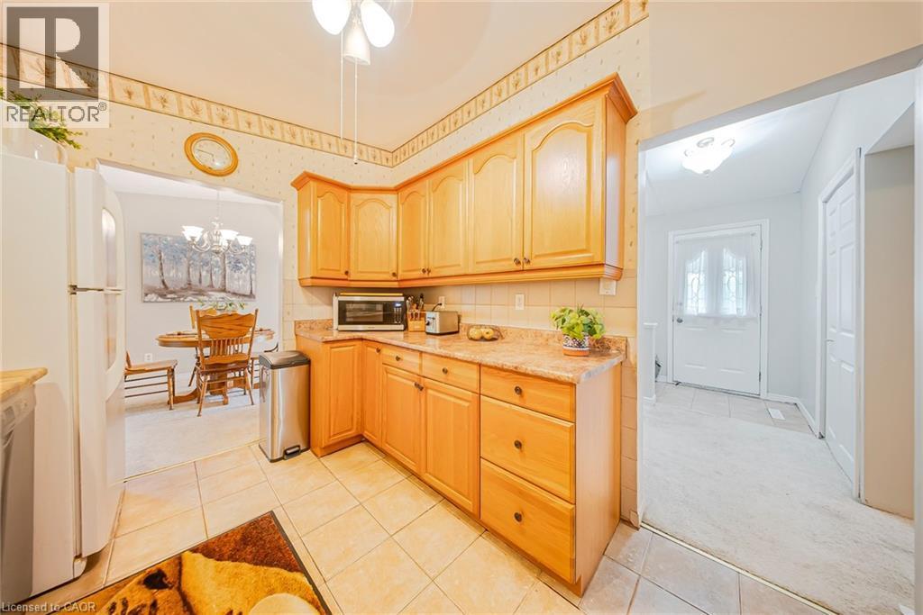 23 Coral Drive, Hamilton, ON - Indoor Photo Showing Kitchen