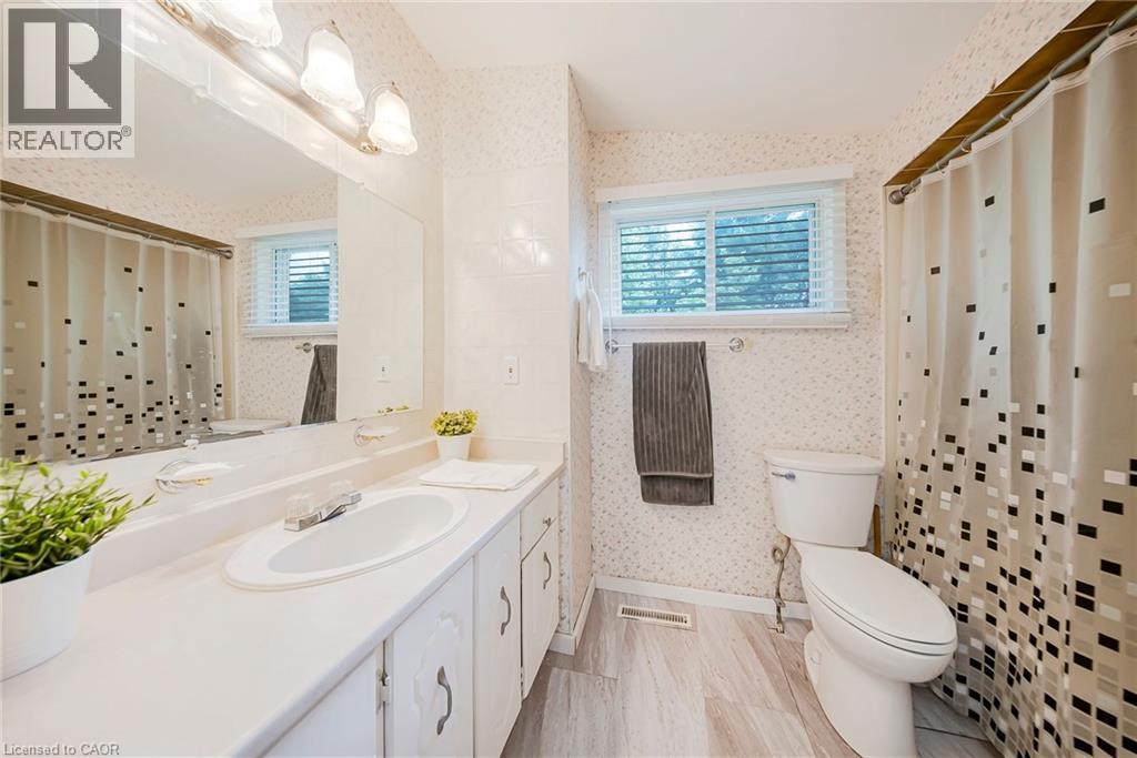 23 Coral Drive, Hamilton, ON - Indoor Photo Showing Bathroom