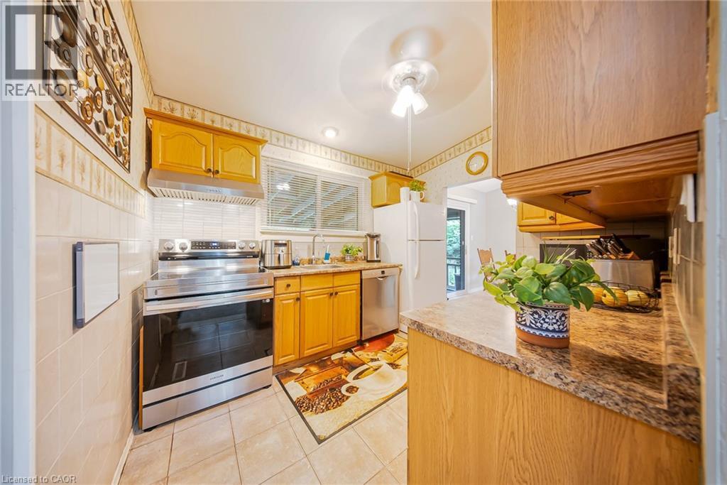 23 Coral Drive, Hamilton, ON - Indoor Photo Showing Kitchen
