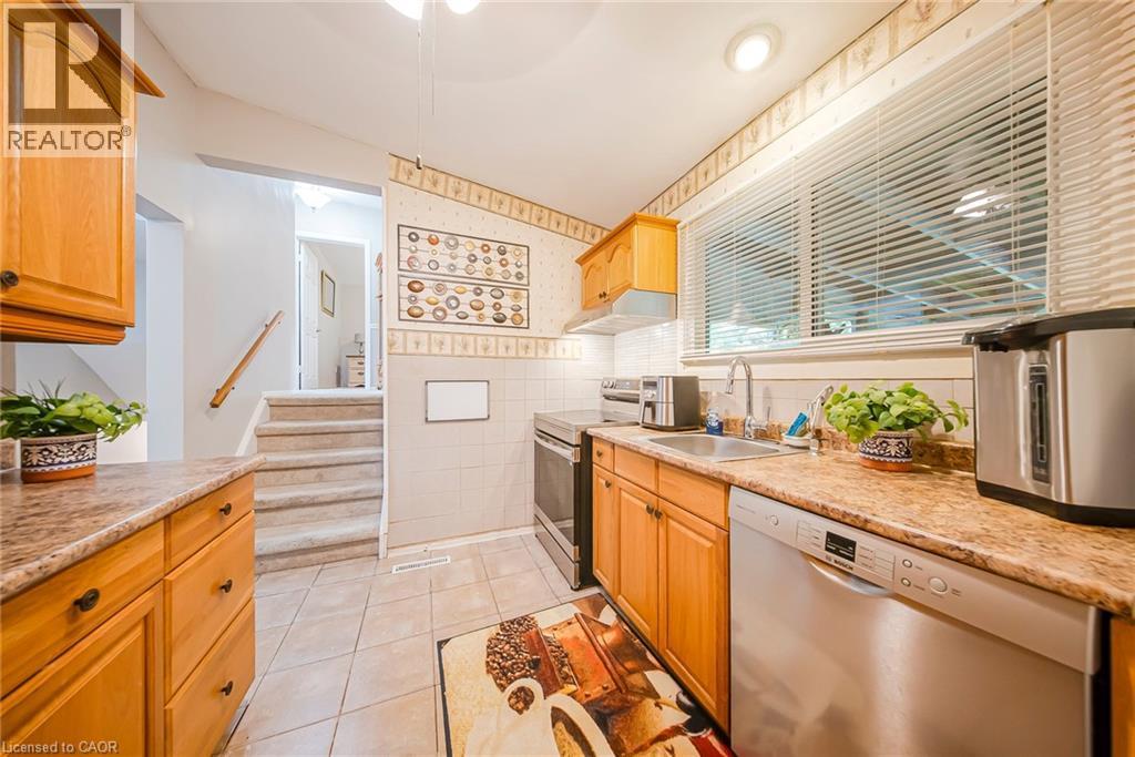 23 Coral Drive, Hamilton, ON - Indoor Photo Showing Kitchen