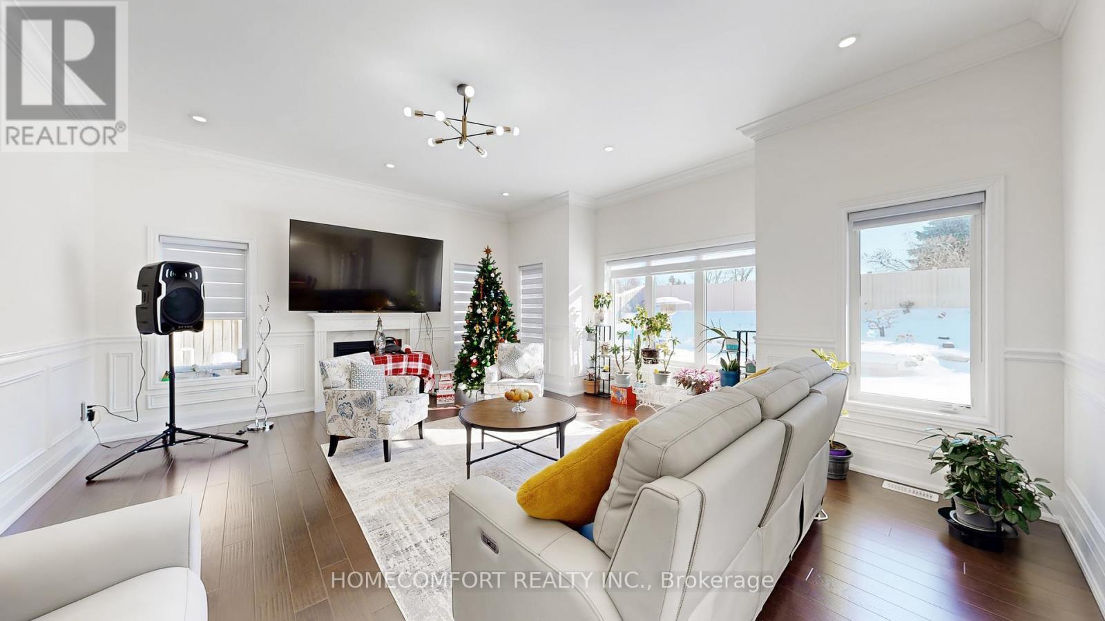 3 Mary Willson Court, East Gwillimbury, ON - Indoor Photo Showing Living Room With Fireplace