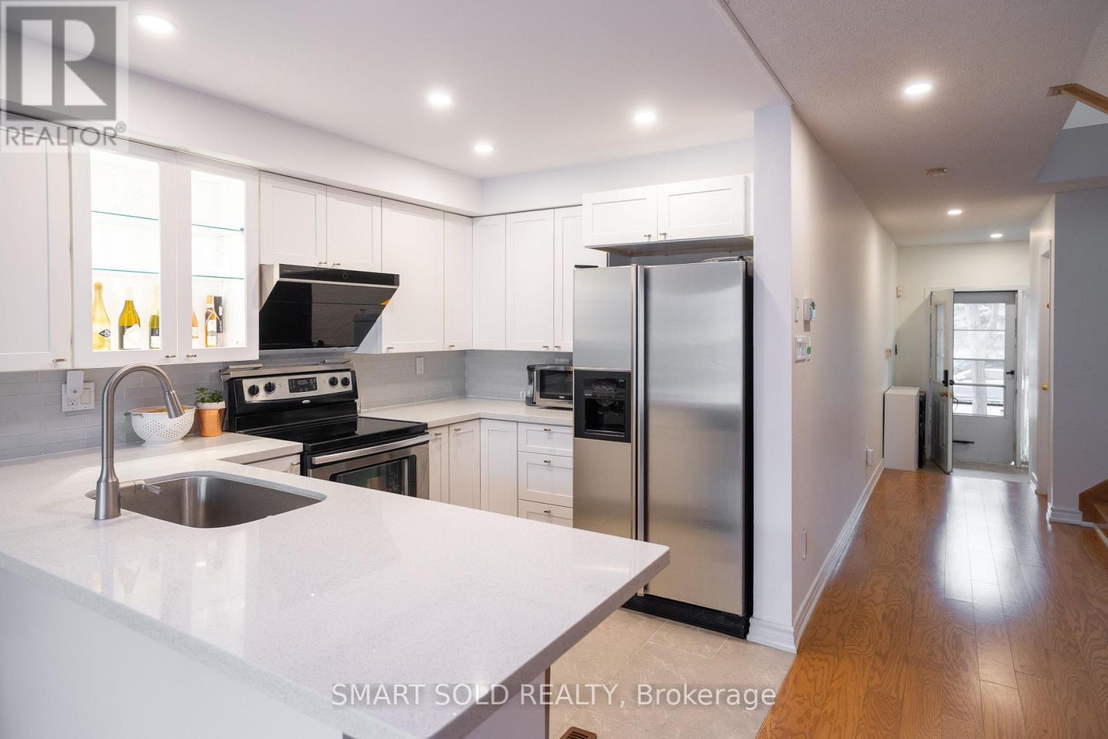 29 Breezeway Crescent, Richmond Hill, ON - Indoor Photo Showing Kitchen With Upgraded Kitchen