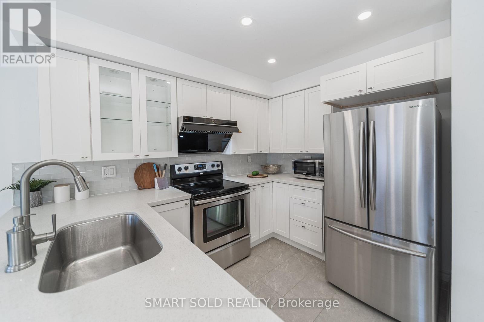 29 Breezeway Crescent, Richmond Hill, ON - Indoor Photo Showing Kitchen With Double Sink