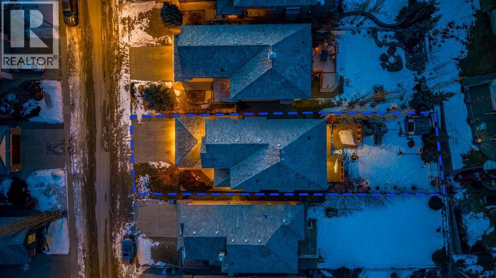 Huge LOT (42 Feet x 156 Feet). - 70 Royal Ridge Manor Nw, Calgary, AB - Indoor Photo Showing Other Room