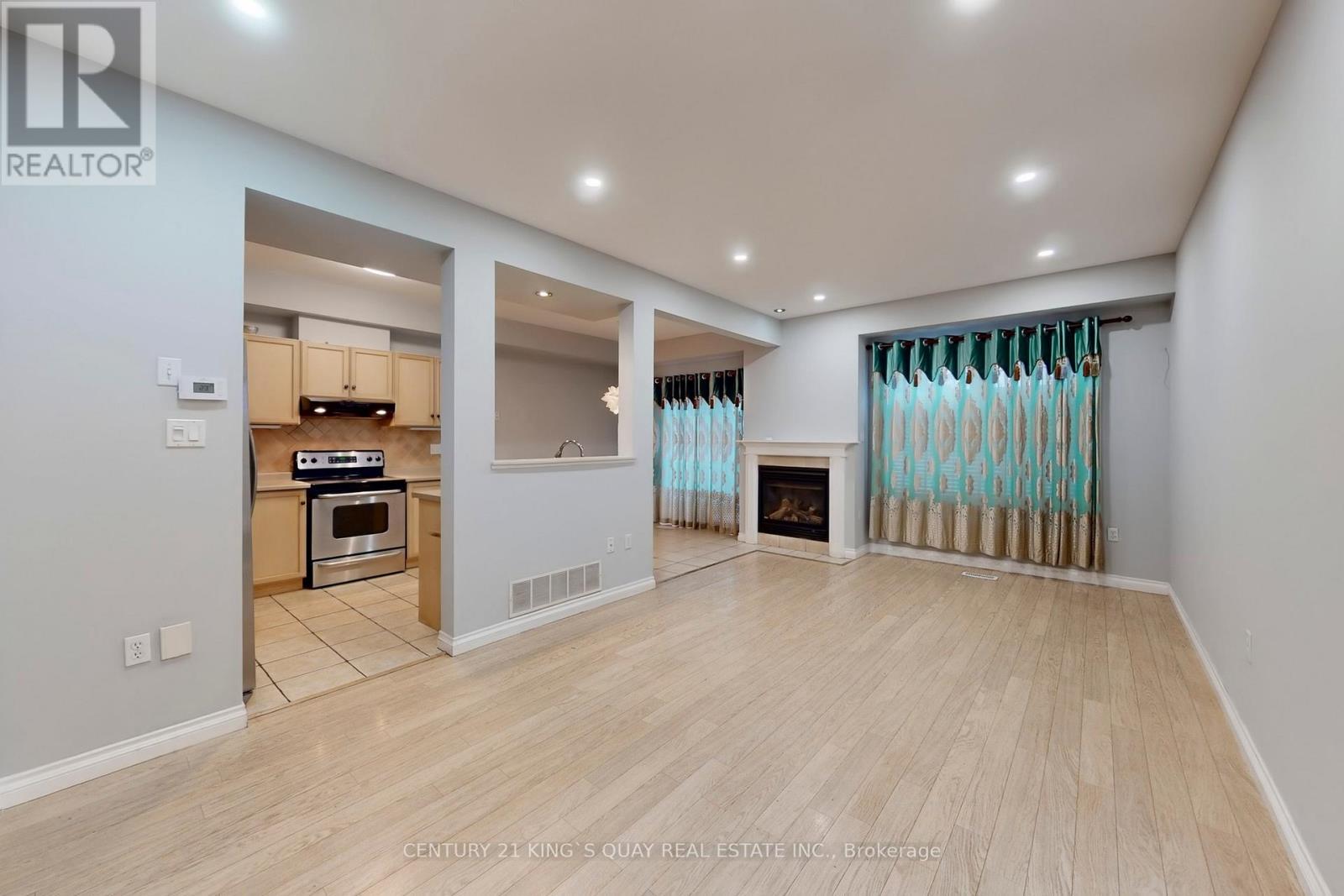 21 - 232 Stonehenge Drive, Hamilton, ON - Indoor With Fireplace