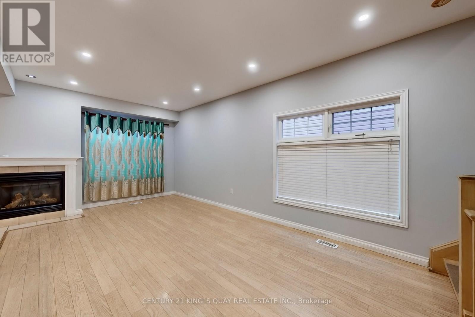 21 - 232 Stonehenge Drive, Hamilton, ON - Indoor With Fireplace