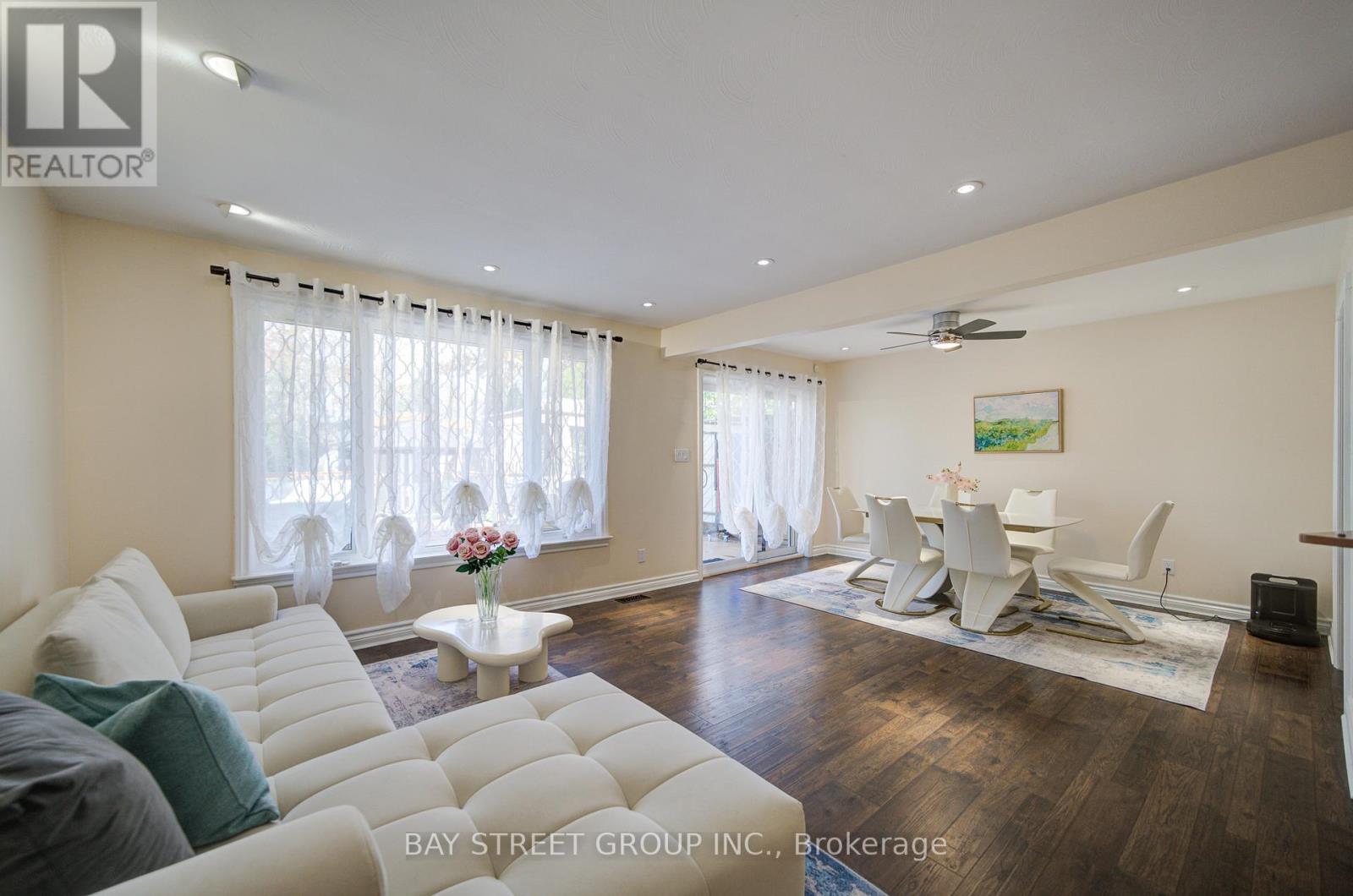 47 Cecil Street, St. Catharines, ON - Indoor Photo Showing Living Room