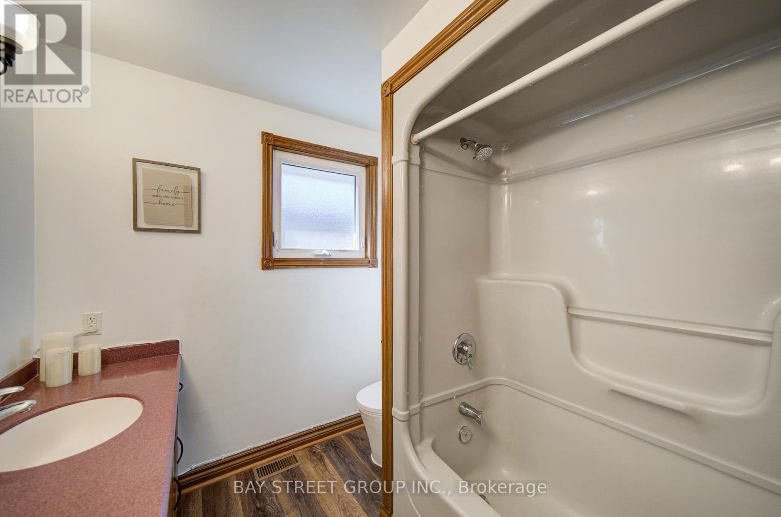 47 Cecil Street, St. Catharines, ON - Indoor Photo Showing Bathroom