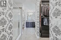 Huge ensuite bathroom -