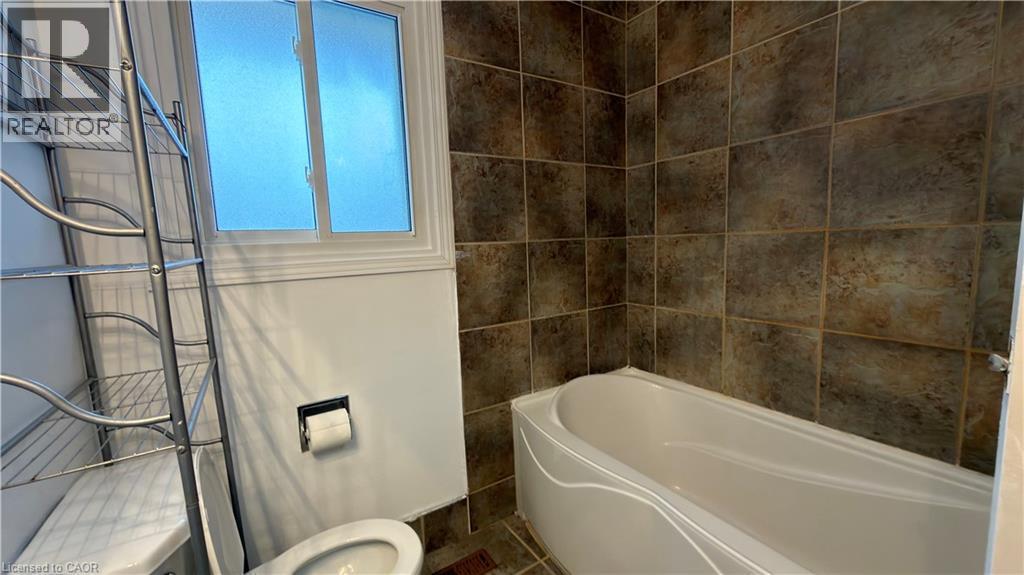 Bathroom with a bathtub and toilet - 66 Glamis Road Unit# 33, Cambridge, ON - Indoor Photo Showing Bathroom