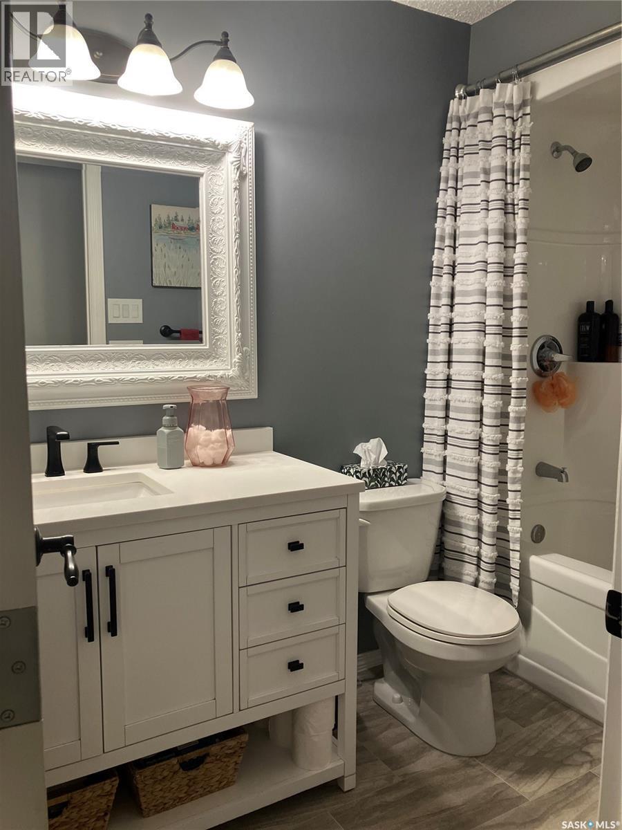 394 Standard Street, Pennant, SK - Indoor Photo Showing Bathroom