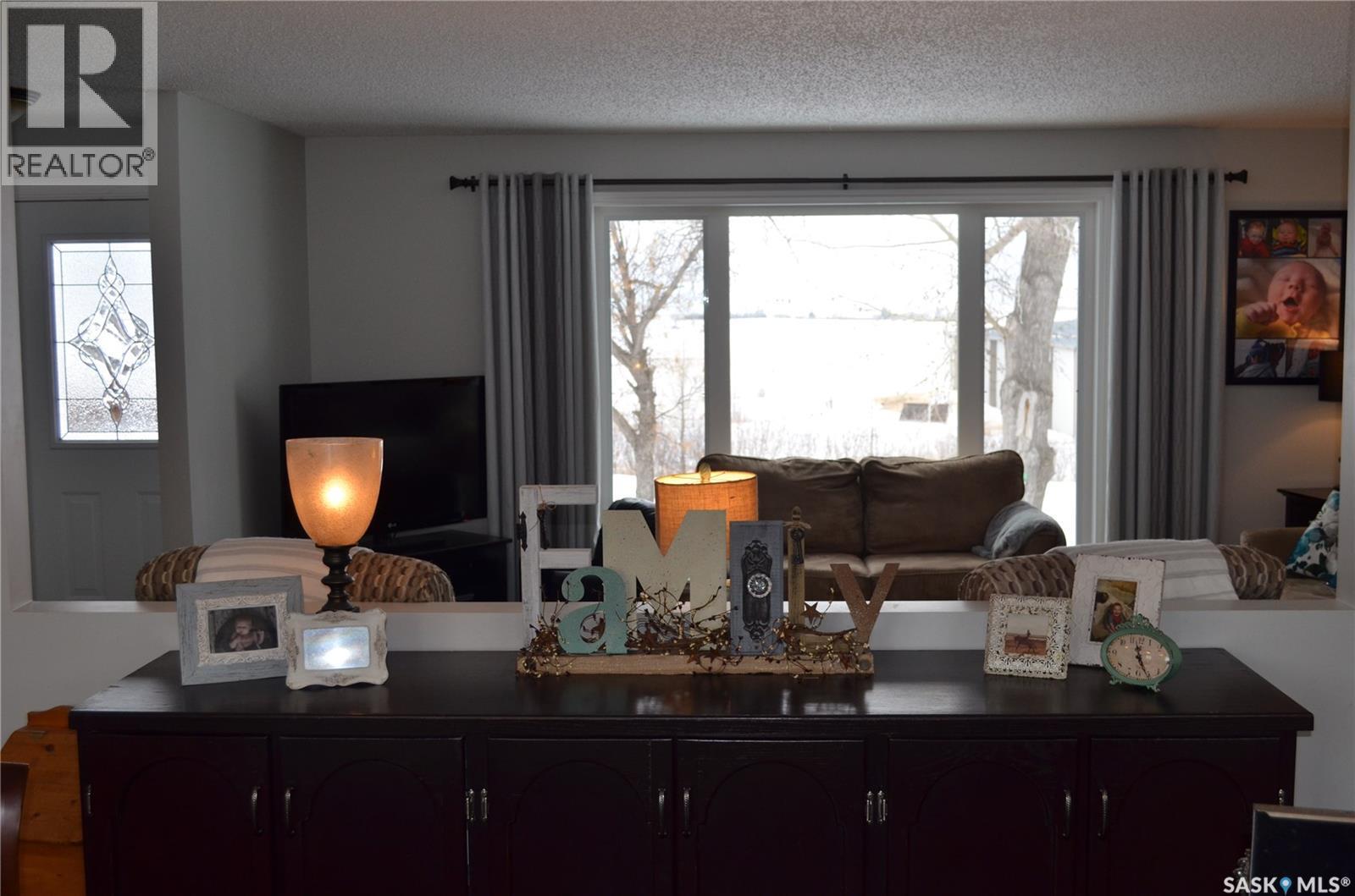 394 Standard Street, Pennant, SK - Indoor Photo Showing Living Room