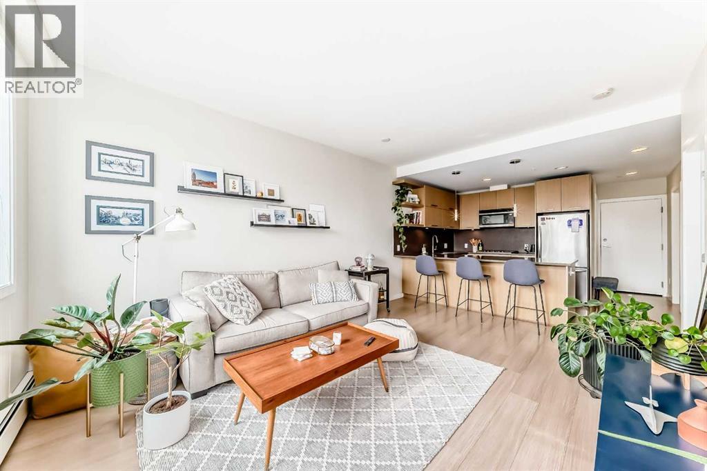 120, 707 4 Street Ne, Calgary, AB - Indoor Photo Showing Living Room
