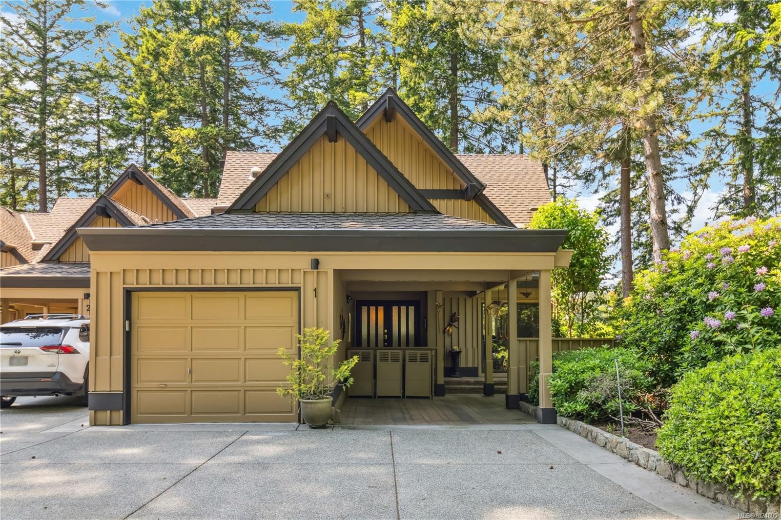 1-981 Fir Tree Glen, Saanich, BC