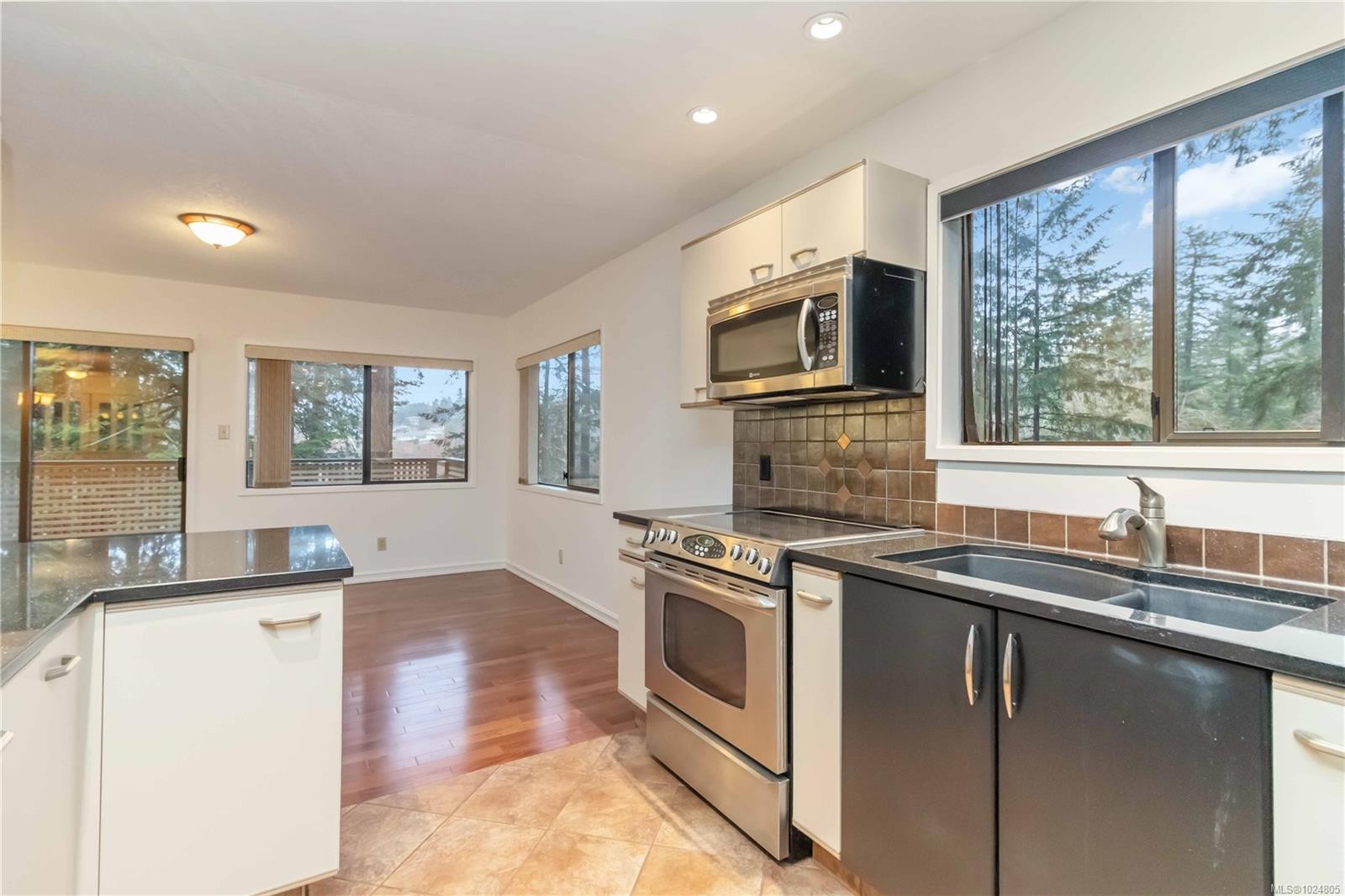 1-981 Fir Tree Glen, Saanich, BC