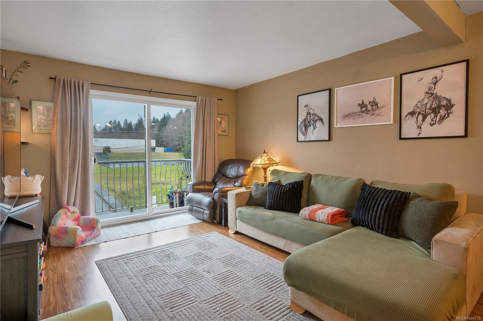 307-611 Macmillan Dr, Sayward, BC - Indoor Photo Showing Living Room