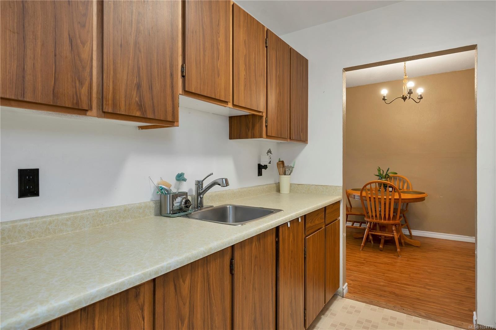 307-611 Macmillan Dr, Sayward, BC - Indoor Photo Showing Kitchen