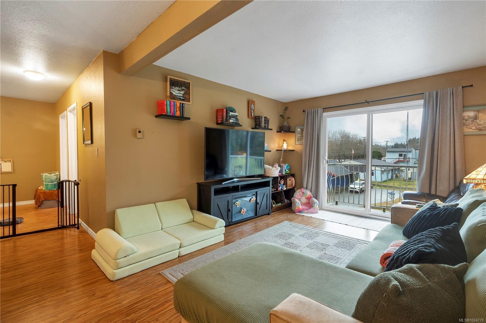 307-611 Macmillan Dr, Sayward, BC - Indoor Photo Showing Living Room