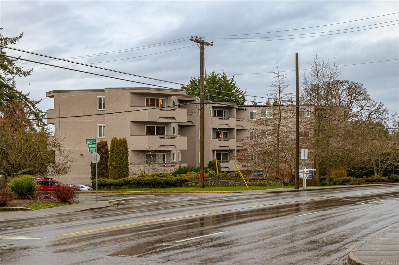 206-3800 Quadra St, Saanich, BC - Outdoor