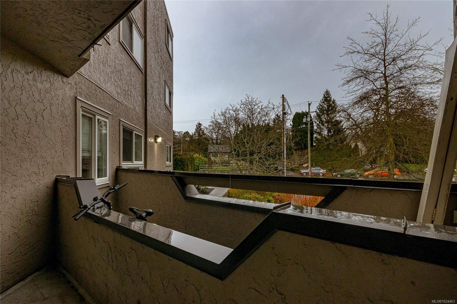 206-3800 Quadra St, Saanich, BC - Outdoor