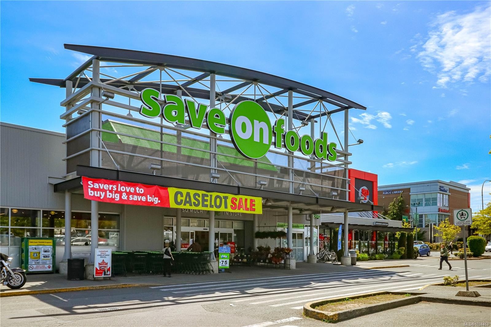 206-3800 Quadra St, Saanich, BC - Outdoor