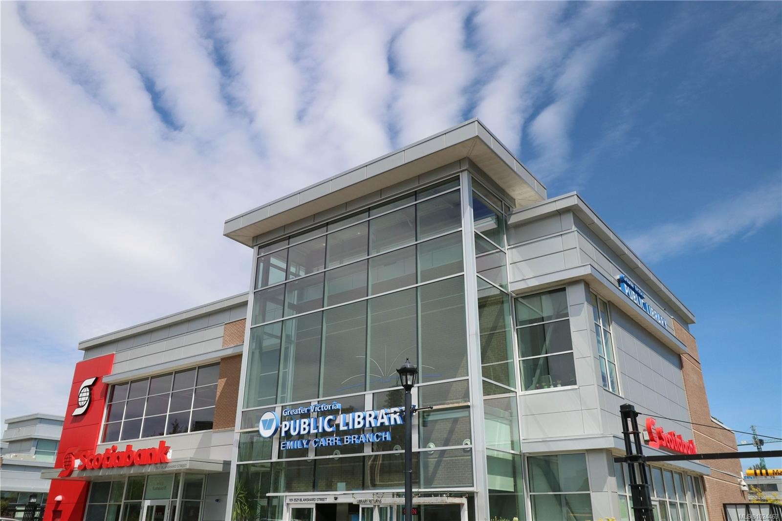 206-3800 Quadra St, Saanich, BC - Outdoor