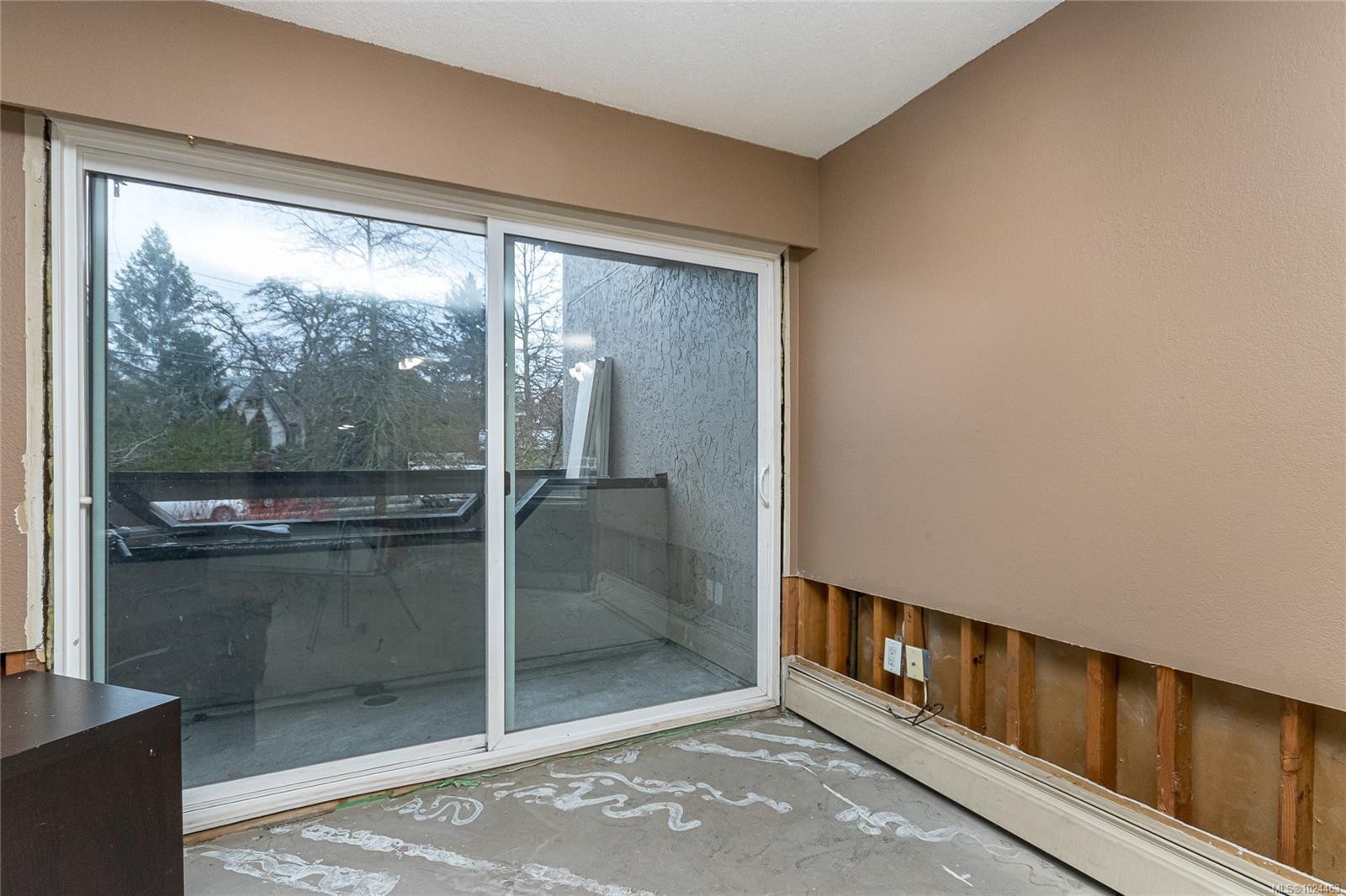 206-3800 Quadra St, Saanich, BC - With Exterior