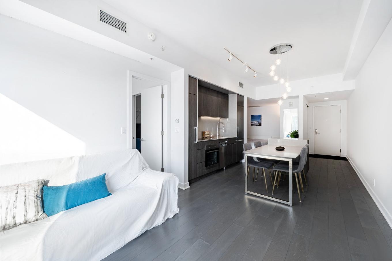 Salon - 3214-1288 Av. Des Canadiens-De-Montréal, Montréal (Ville-Marie), QC - Indoor