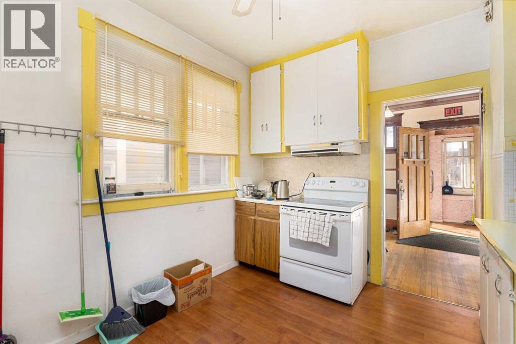 216 15 Avenue Nw, Calgary, AB - Indoor Photo Showing Kitchen