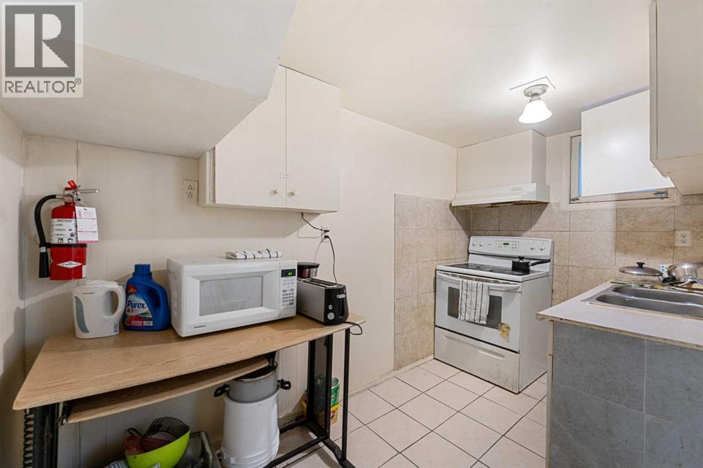 216 15 Avenue Nw, Calgary, AB - Indoor Photo Showing Kitchen With Double Sink