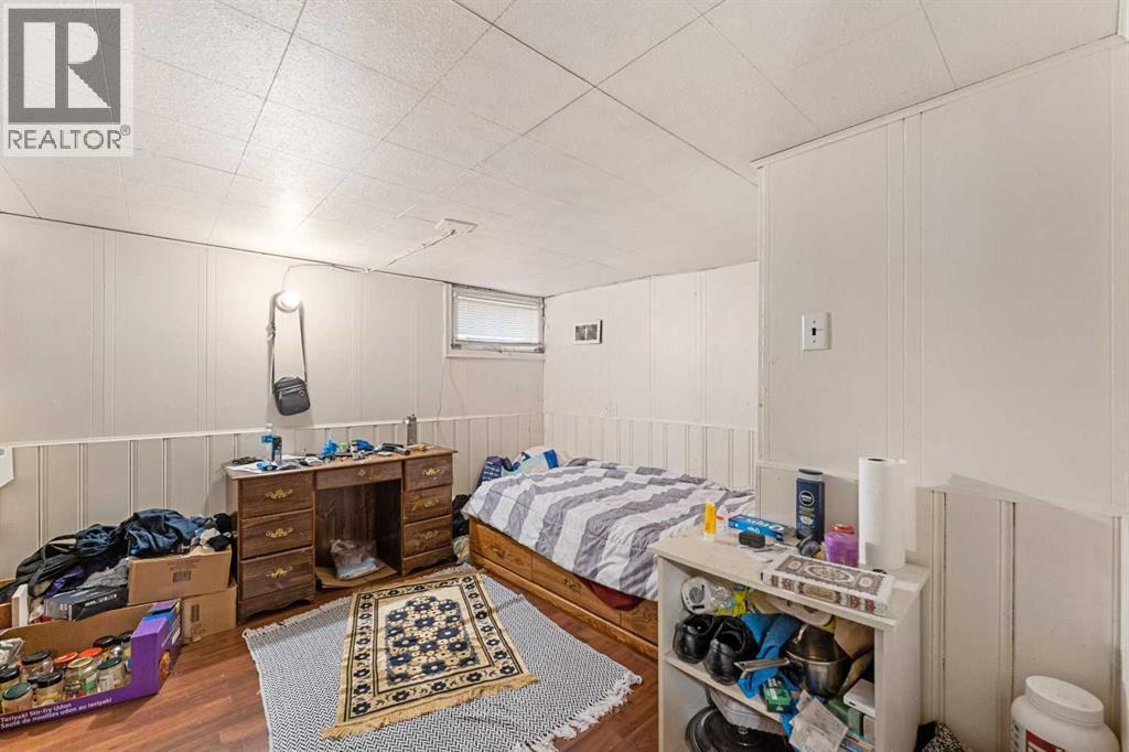 216 15 Avenue Nw, Calgary, AB - Indoor Photo Showing Bedroom