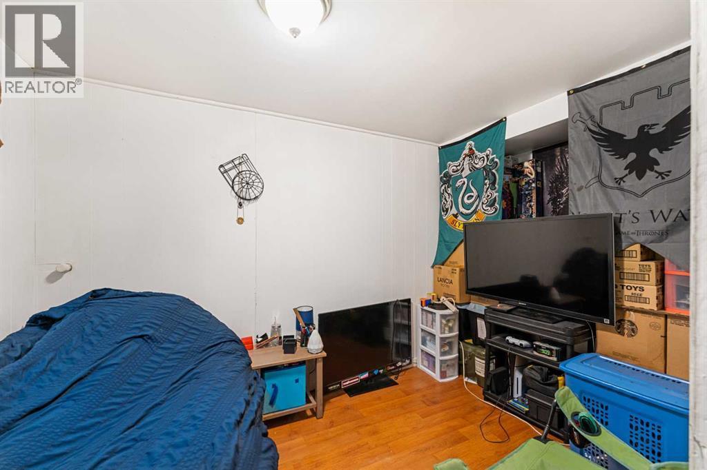 216 15 Avenue Nw, Calgary, AB - Indoor Photo Showing Bedroom