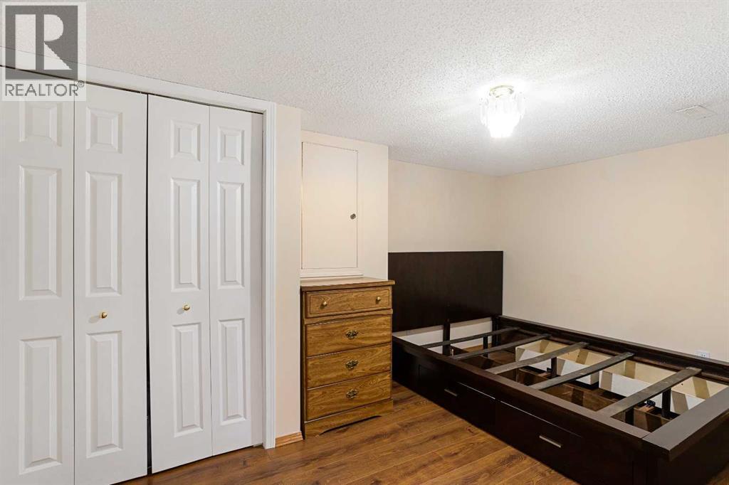 218 15 Avenue Nw, Calgary, AB - Indoor Photo Showing Bedroom