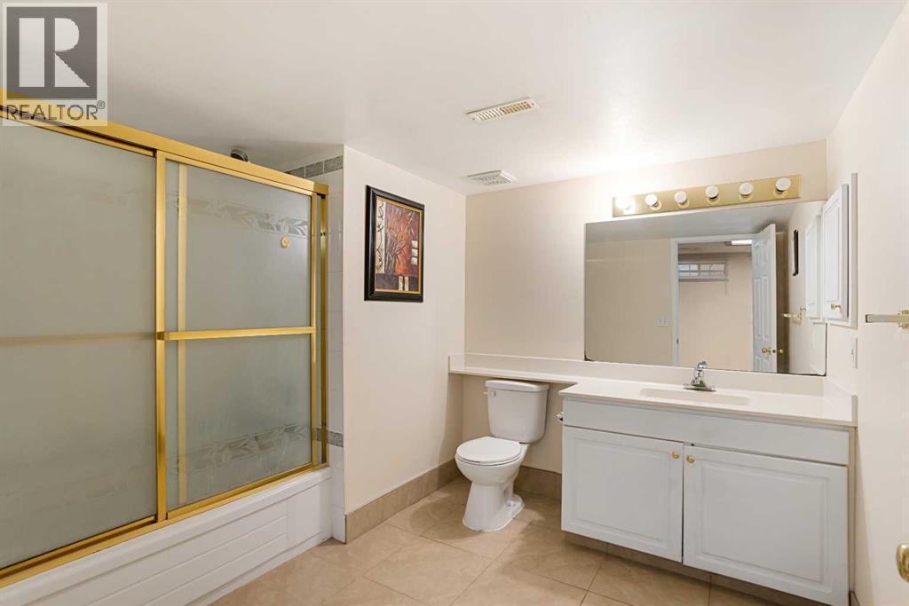 218 15 Avenue Nw, Calgary, AB - Indoor Photo Showing Bathroom