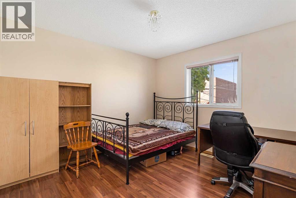 218 15 Avenue Nw, Calgary, AB - Indoor Photo Showing Bedroom