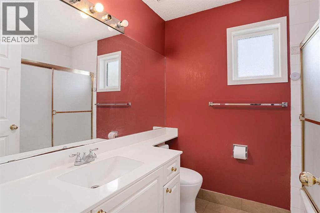 218 15 Avenue Nw, Calgary, AB - Indoor Photo Showing Bathroom