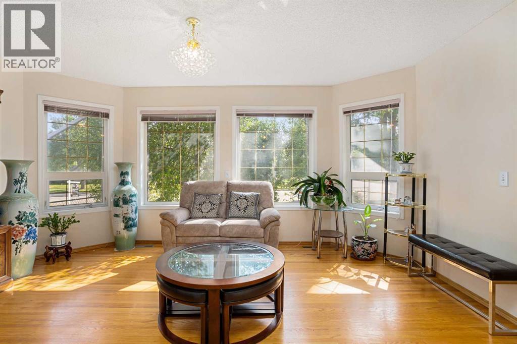 218 15 Avenue Nw, Calgary, AB - Indoor Photo Showing Living Room