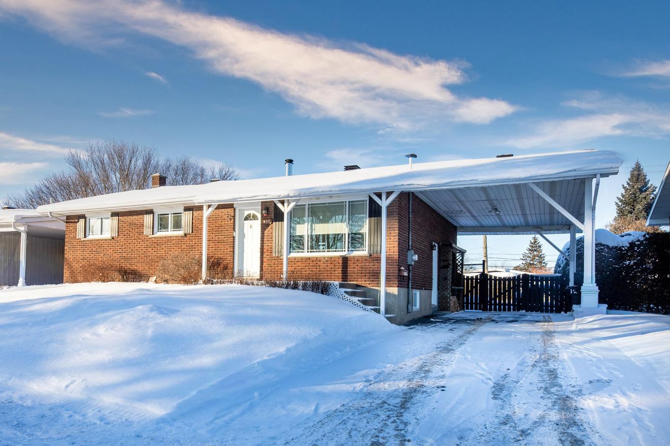 Façade - 435 Rue Frontenac, Saint-Jean-Sur-Richelieu, QC - Outdoor