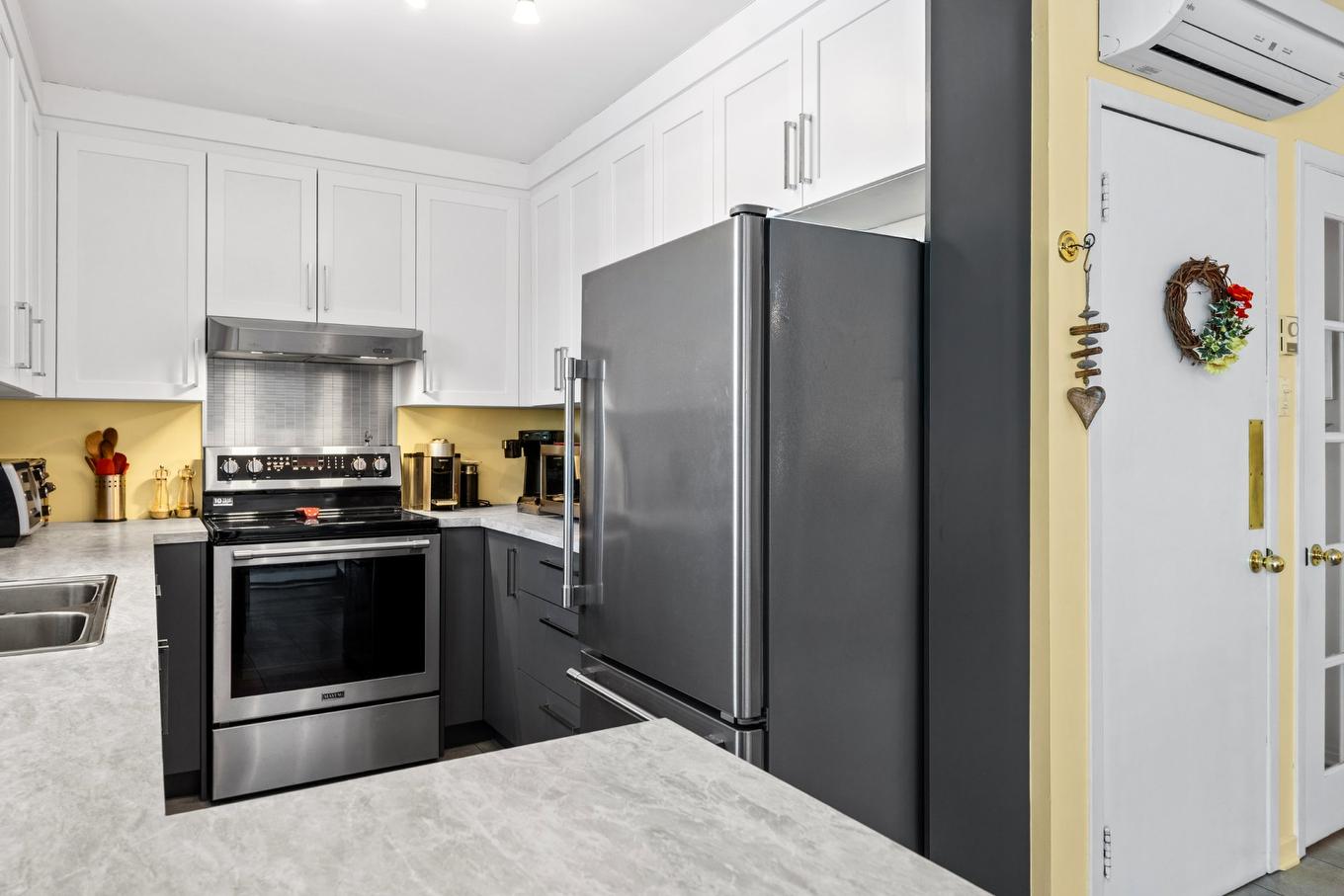 Cuisine - 435 Rue Frontenac, Saint-Jean-Sur-Richelieu, QC - Indoor Photo Showing Kitchen With Double Sink