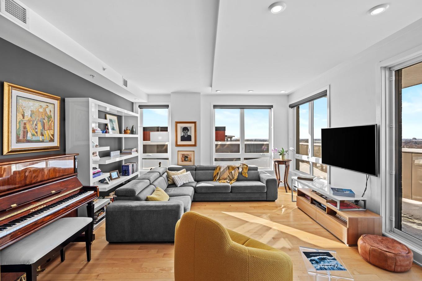 Living room - 616-131 Ch. Bates, Mont-Royal, QC - Indoor Photo Showing Living Room