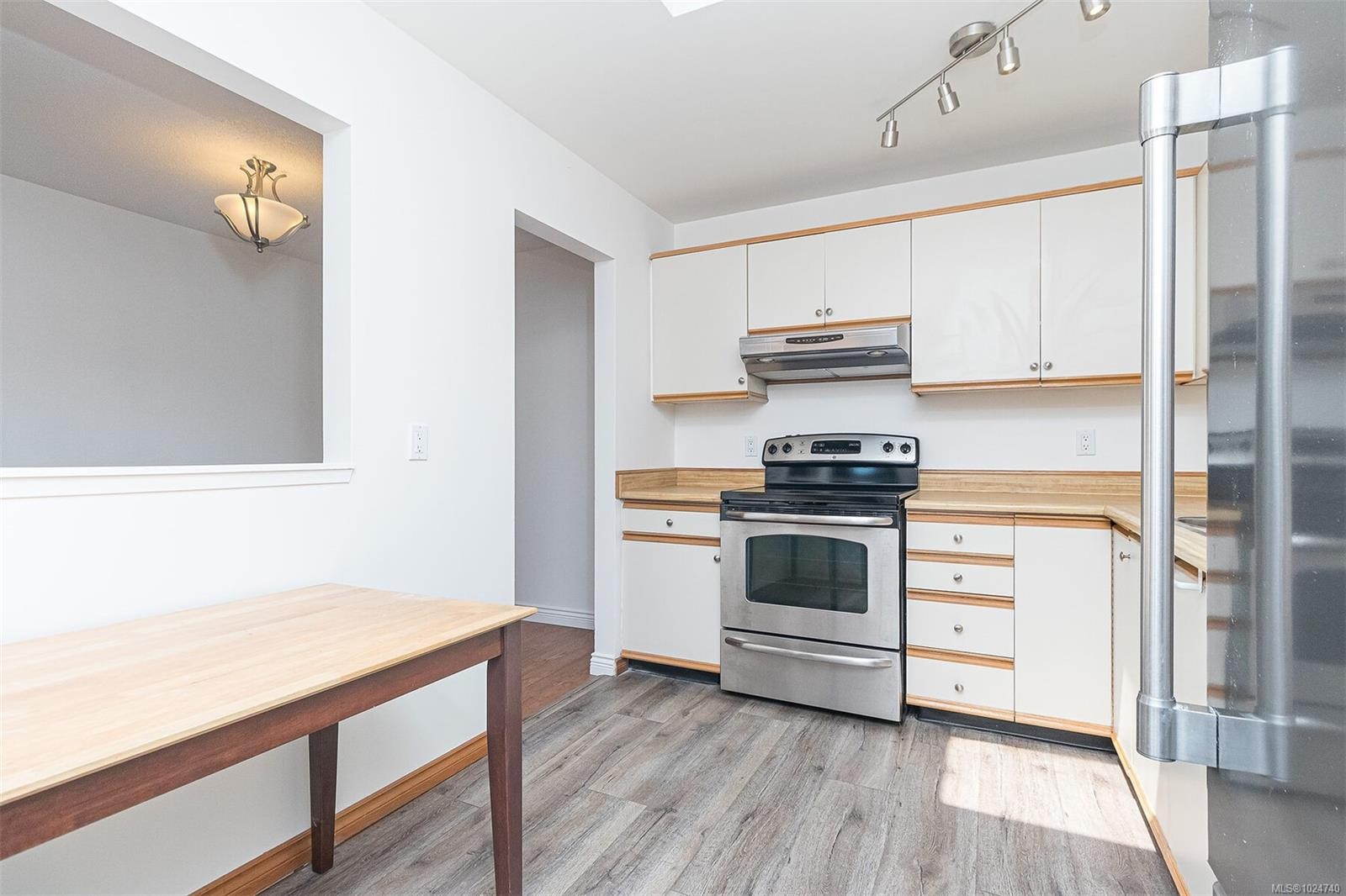 403-1560 Hillside Ave, Victoria, BC - Indoor Photo Showing Kitchen