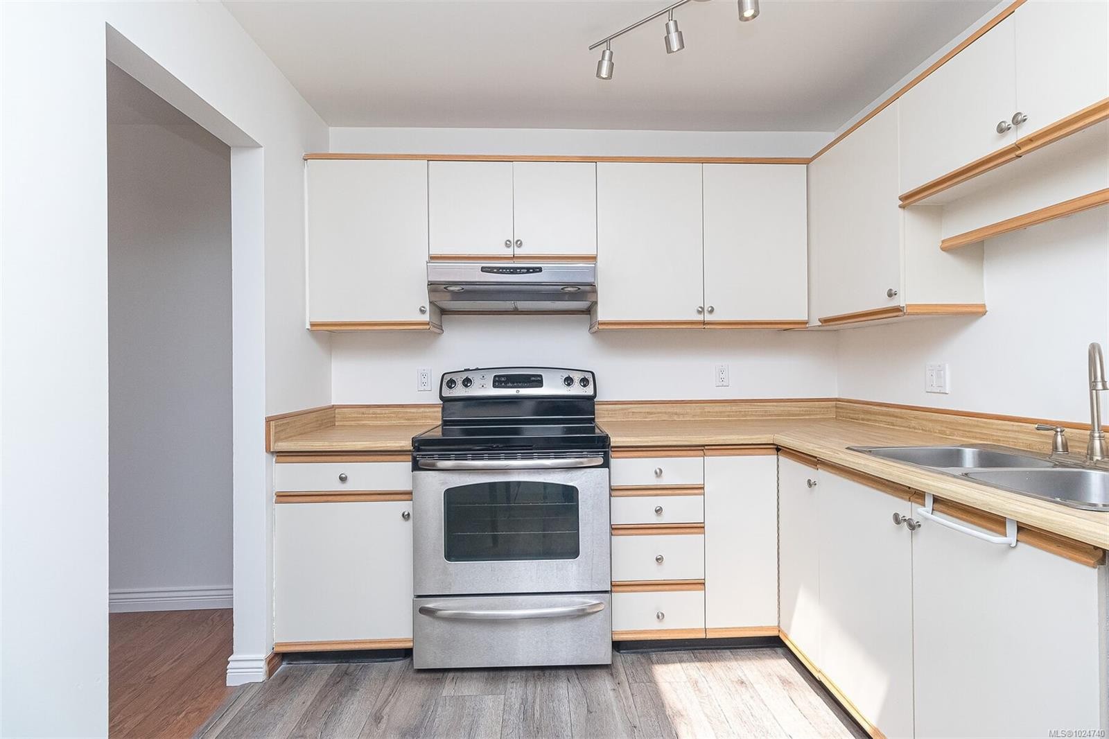 403-1560 Hillside Ave, Victoria, BC - Indoor Photo Showing Kitchen With Double Sink