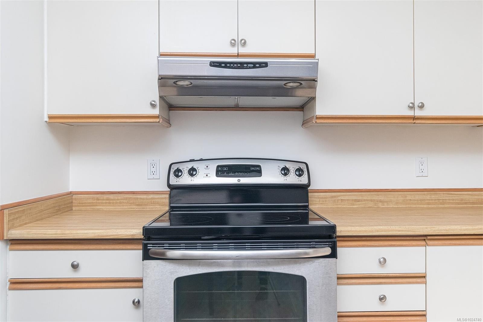403-1560 Hillside Ave, Victoria, BC - Indoor Photo Showing Kitchen